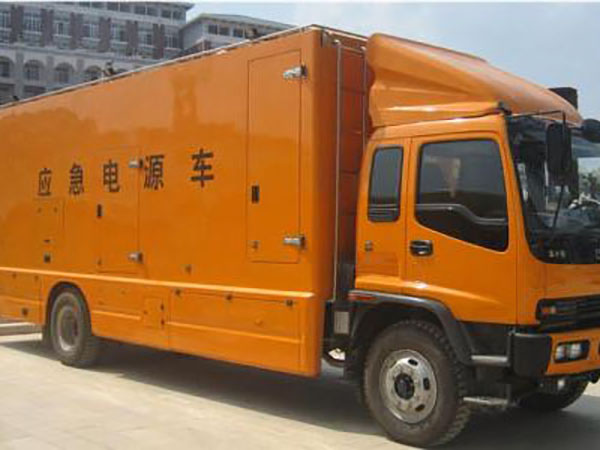 德格冬季柴油发电机启动前，如何检查燃油系统中的积水？